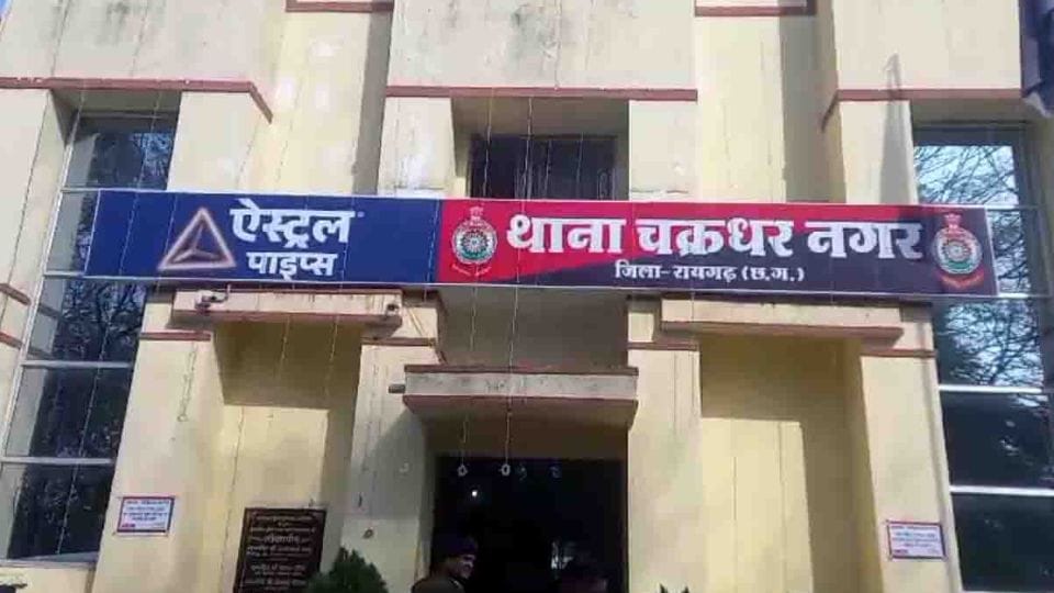 two women together beat up a woman over money transaction In Raigarh