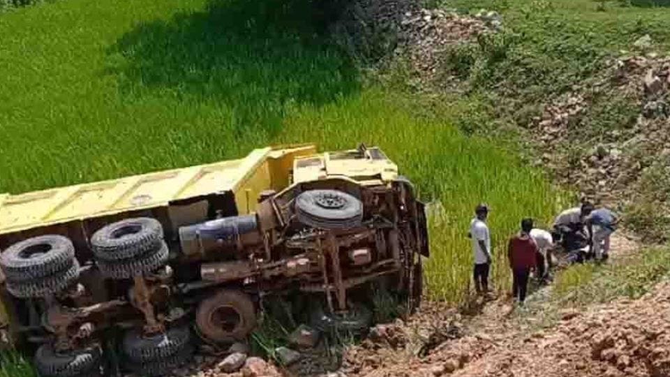 Driver died after Raigarh dumper overturned