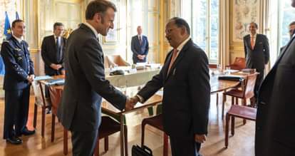 फ्रांस के राष्ट्रपति इमैनुएल मैक्रों से मुलाकात करते एनएसए अजीत डोभाल