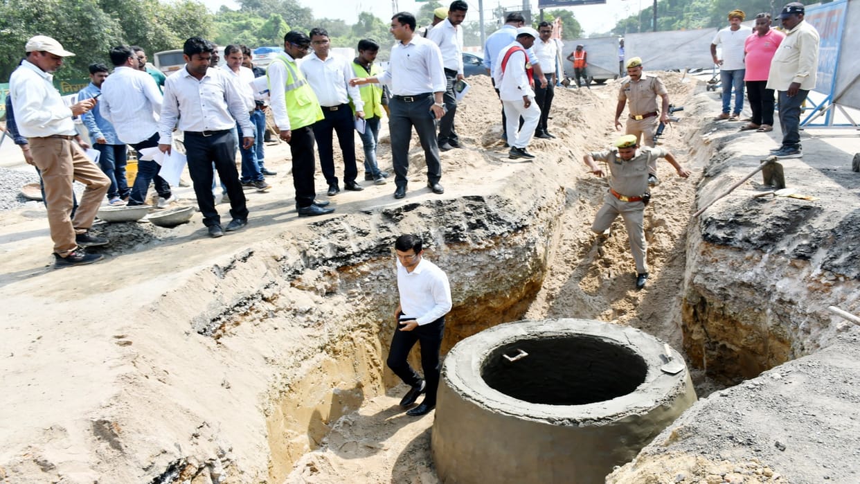 Divisional Commissioner descended into the pit for laying the pipeline, water came out as soon as the soil was