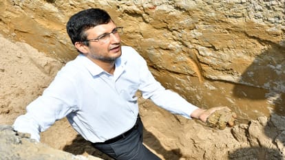 Divisional Commissioner descended into the pit for laying the pipeline, water came out as soon as the soil was