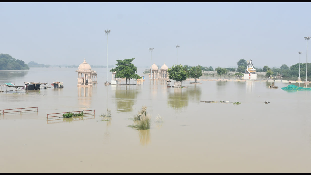 Gorakhpur News: 29 villages surrounded by flood water, 85 boats had to be deployed