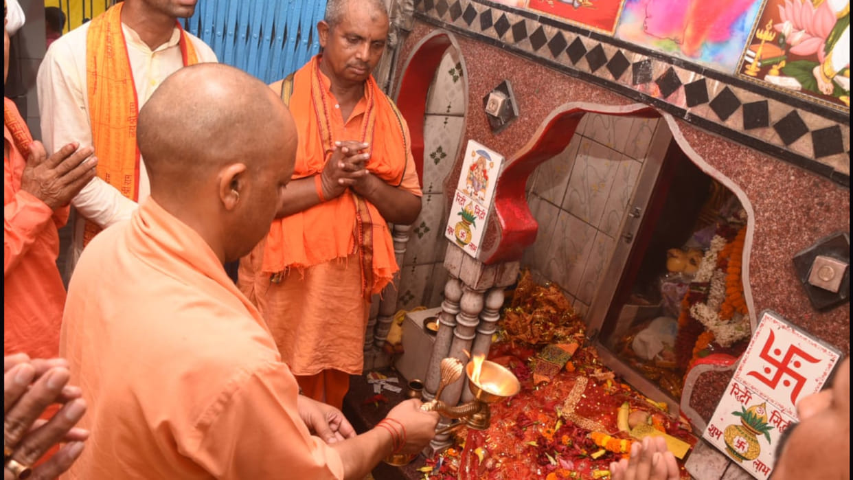 CM Yogi visited Gorakhpur Budhiya Mata Temple and worshiped on the first day of Navratri.