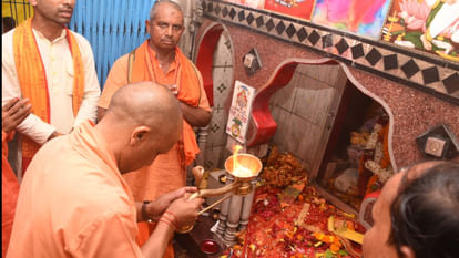 CM Yogi visited Gorakhpur Budhiya Mata Temple and worshiped on the first day of Navratri.