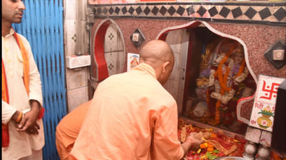 CM Yogi visited Gorakhpur Budhiya Mata Temple and worshiped on the first day of Navratri.