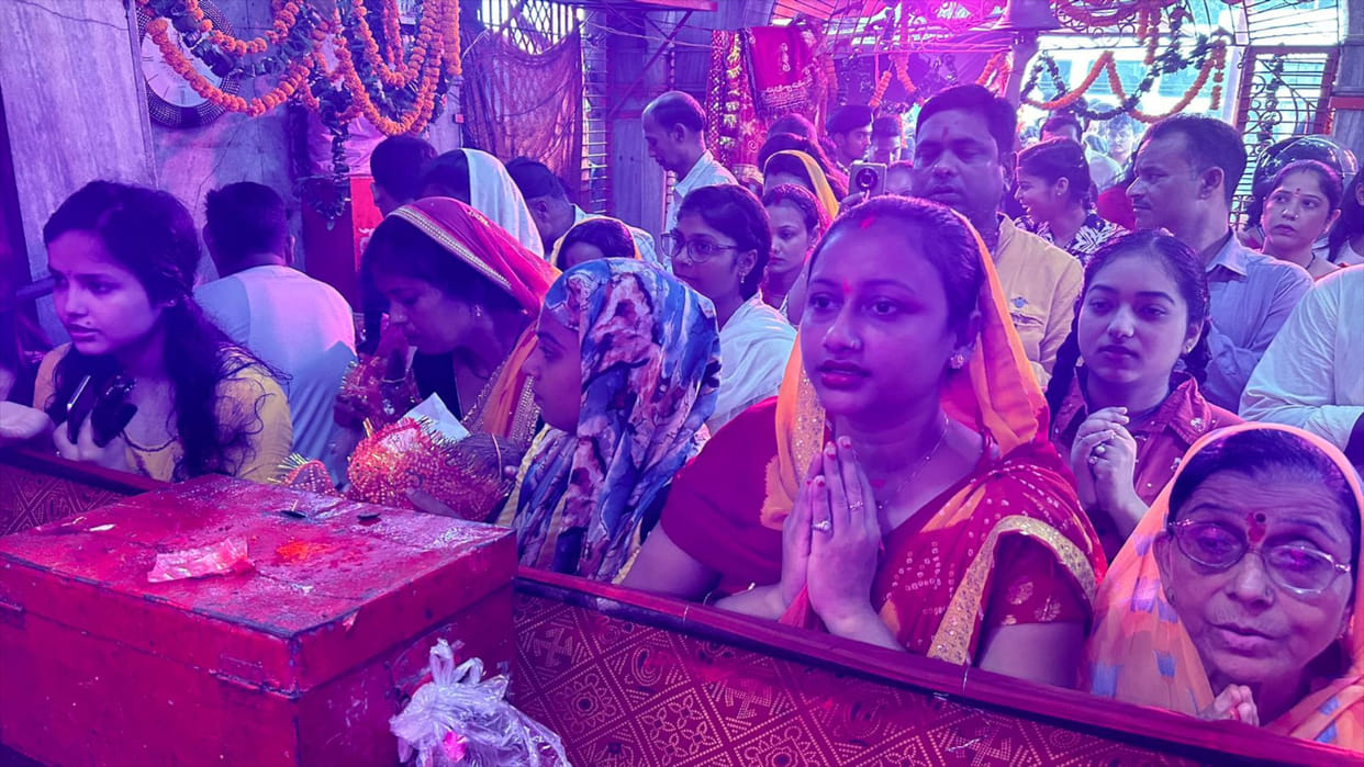 On the first day of Navratri in Gorakhpur, Kalash were installed in Devi temples and homes.