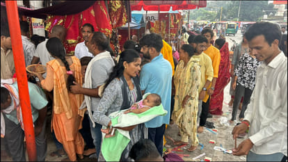 On the first day of Navratri in Gorakhpur, Kalash were installed in Devi temples and homes.