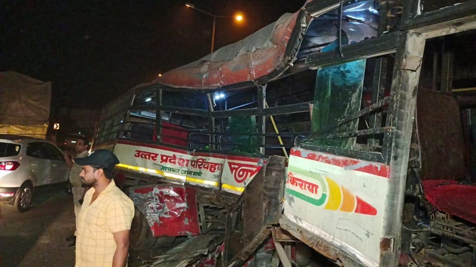 Muzaffarnagar: Truck collided with bus, 21 passengers injured, cylinder of CNC kit on bus leaked, highway jam