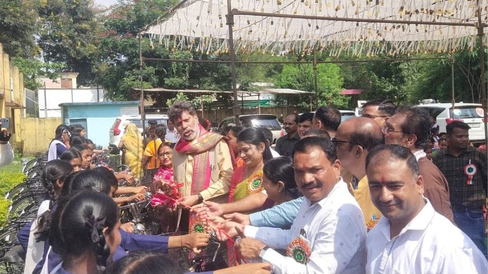 BJP State President and MLA Kiran Dev distributed bicycles to 326 girl students in Jagdalpur