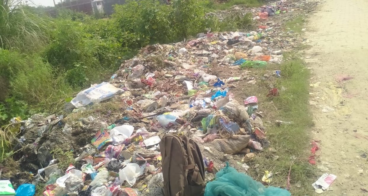 Amar Ujala investigation, Swachhata Abhiyan on paper, heaps of garbage in villages, drains clogging up
