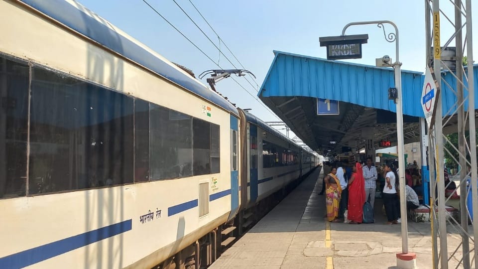 Haryana Farmers protest on railway track Vande Bharat stop for more then one hour at Kurukshetra station