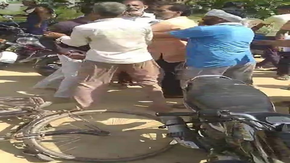 Fierce fighting among farmers standing in line for fertilizer