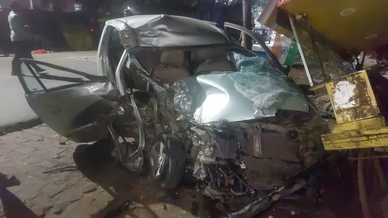 Four people injured in accident due to uncontrolled car collided with truck in mau