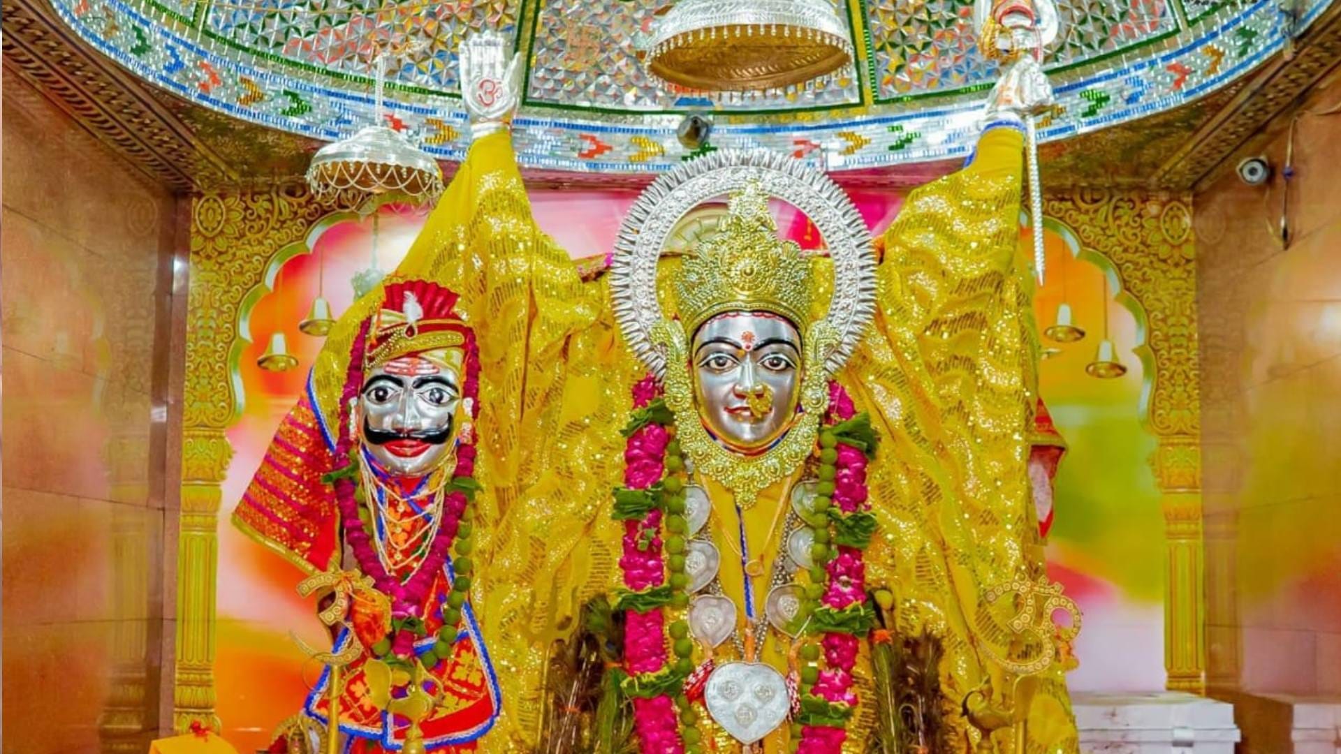 मंदसौर में भैरव और भवानी एक ही आसन पर विराजमान हैं।
