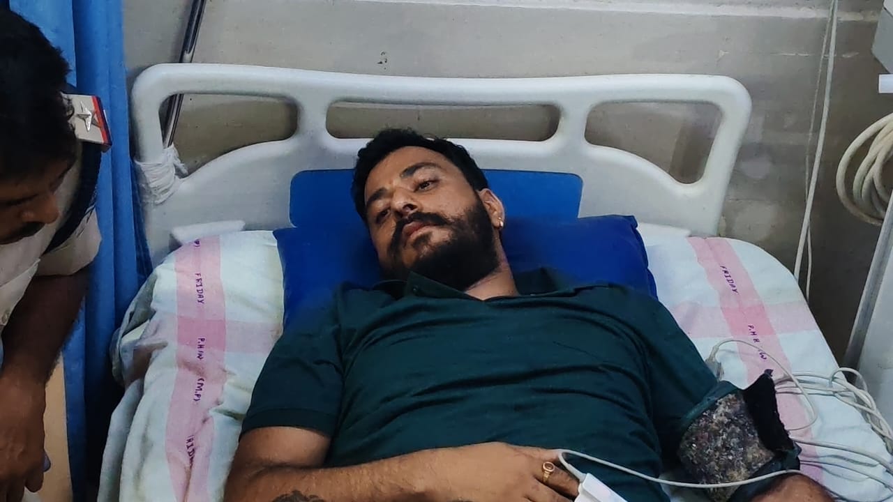 मंदसौर में गोली लगने के बाद अस्पताल में भर्ती ढाबा संचालक