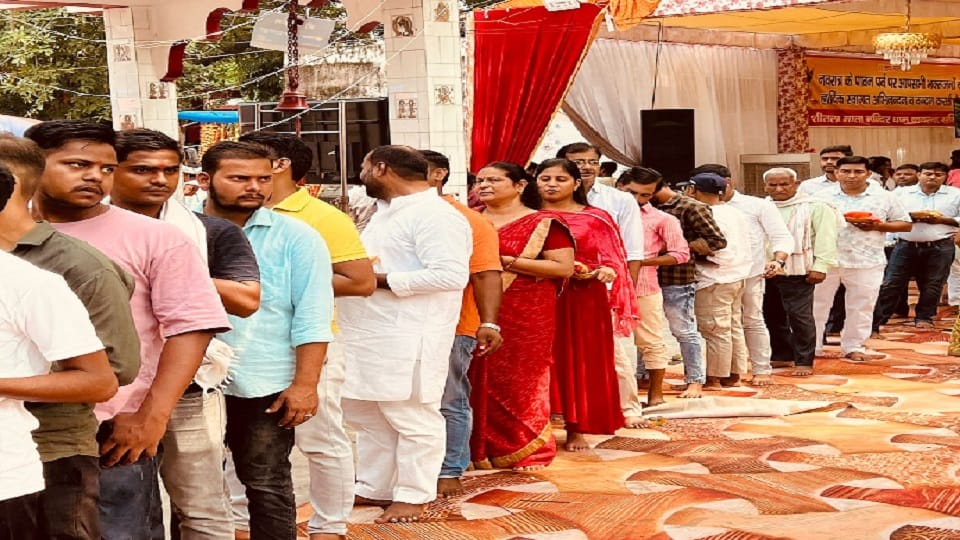 On the first day of Sharadiya Navratri, there was a huge crowd at Devi Dham, Maa's court was decorated, devote