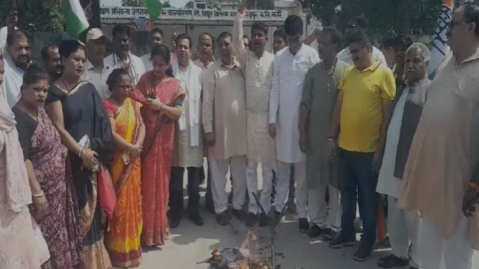 Effigy of state government burnt in protest against prepaid meters in rudrapur