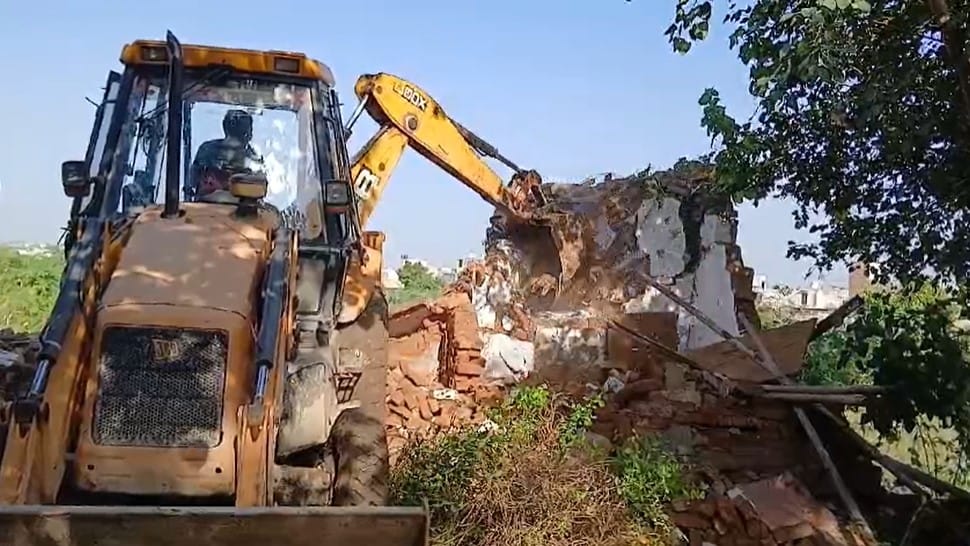 Administration removed encroachment from Animal Husbandry Department's land in Bharatpur