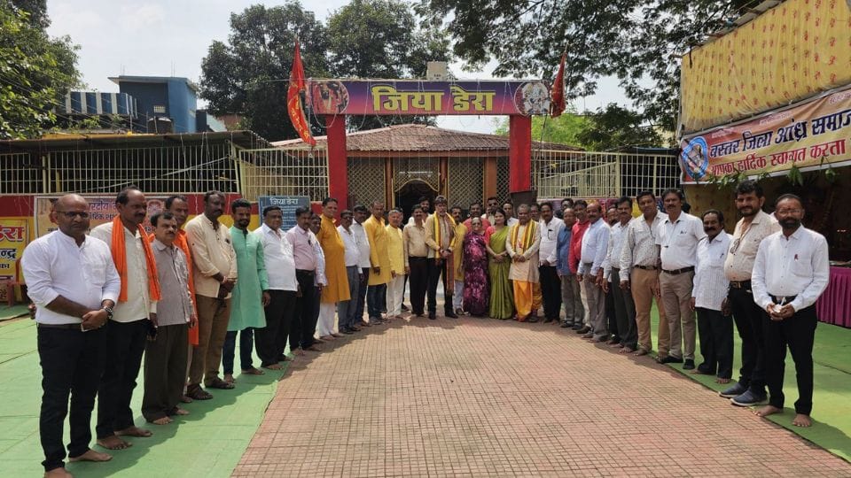 Social organizations and volunteers are serving pedestrians along the way in Jagdalpur
