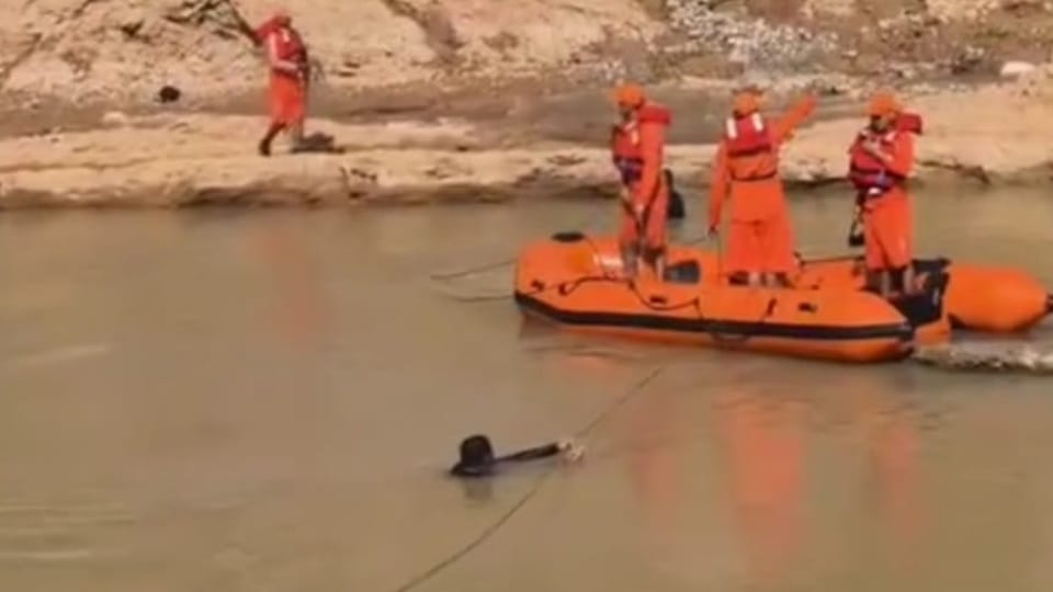 Father and son went to immerse puja material in water were swept away in Pathankot
