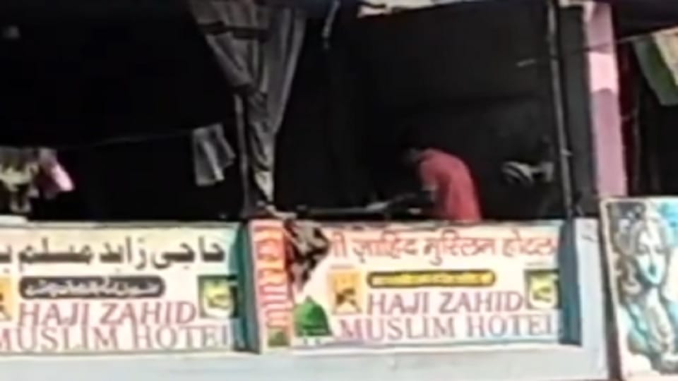 UP: Young man spitting on roti while making it in Shamli, after watching the video people will call it shamefu