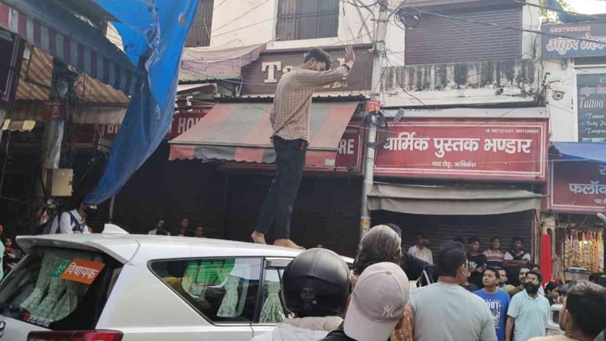 Young man troubled by the traffic jam climbed on the roof of the MLA car Rishikesh Uttarakhand News
