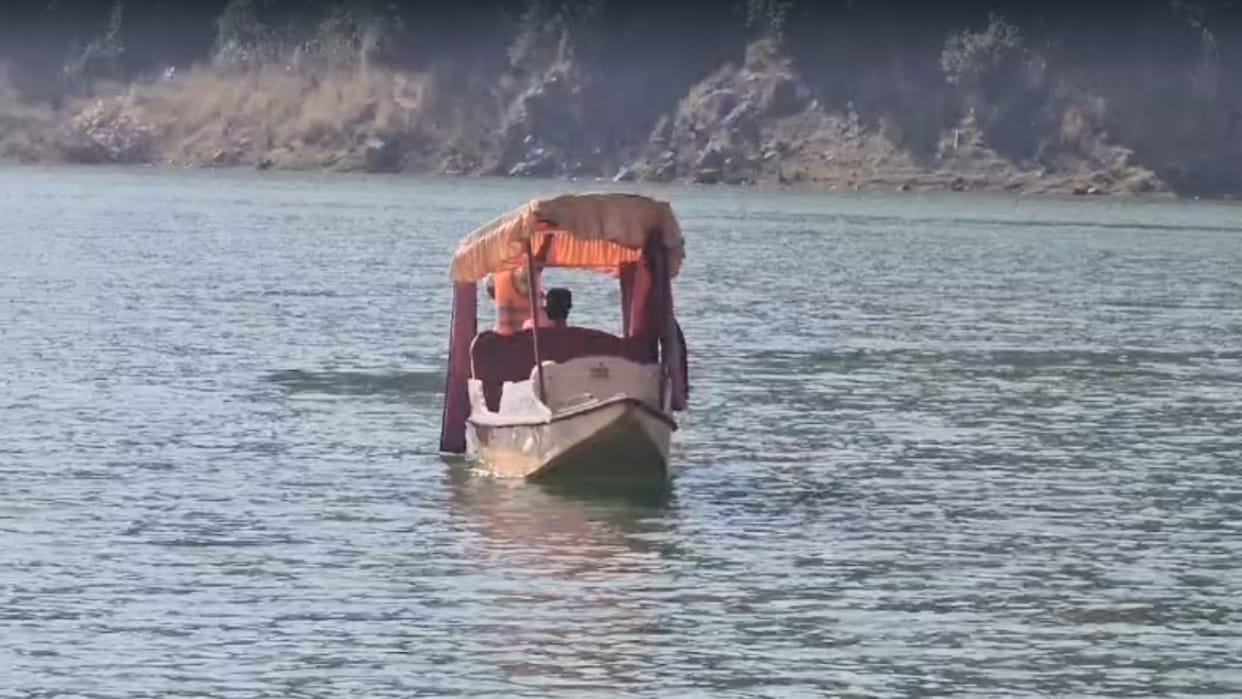 Six seater Shikara landed in Gobind Sagar Lake, Deputy Commissioner Bilaspur inspected it