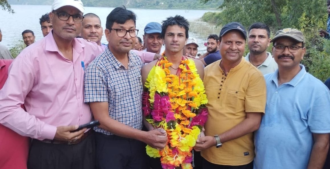 Uttarakhand News father son duo swimming 15 km without life saving jacket in Tehri lake broke Record