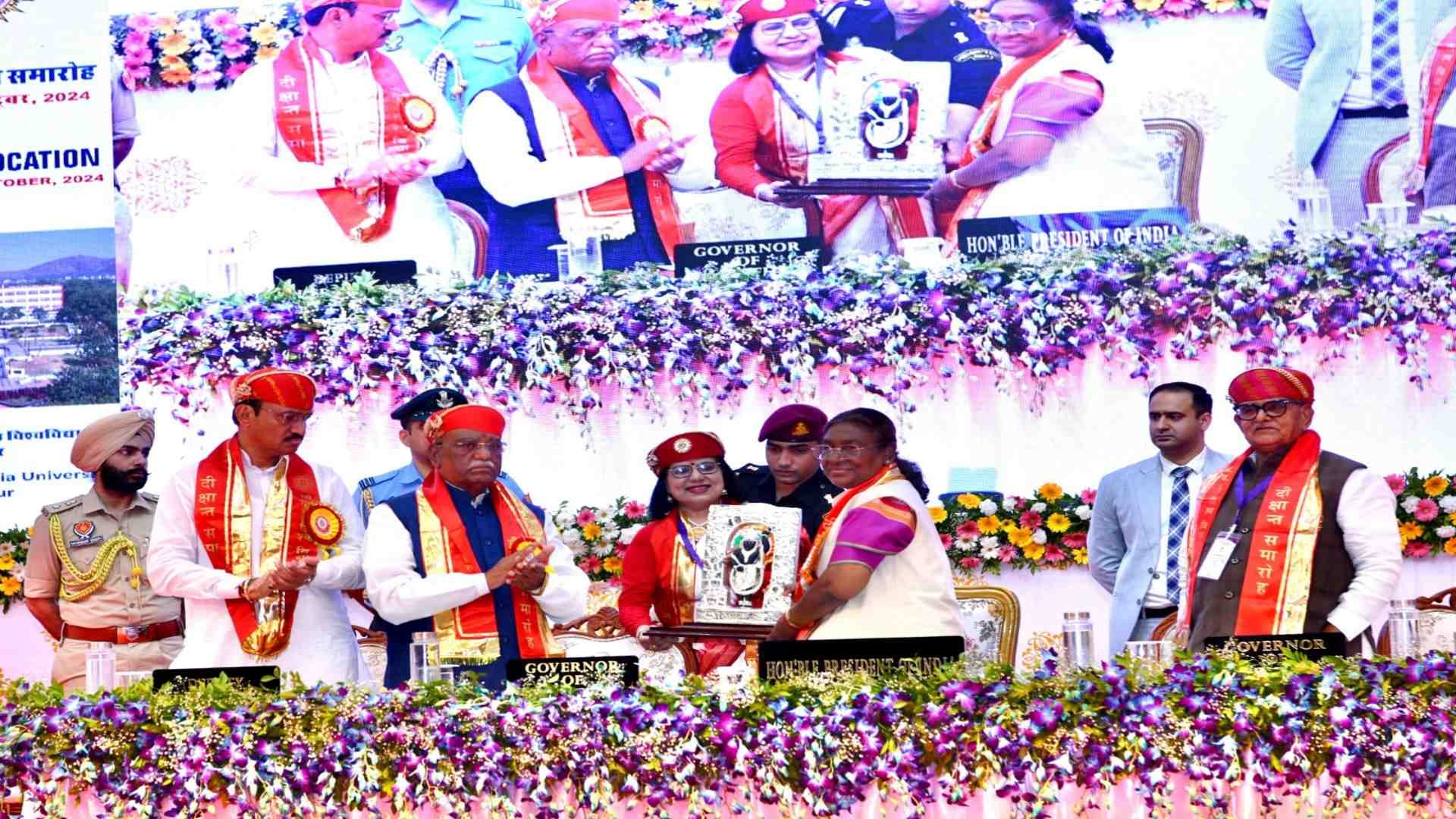 दीक्षांत समारोह में उपस्थित राष्ट्रपति द्रौपदी मुर्मू।