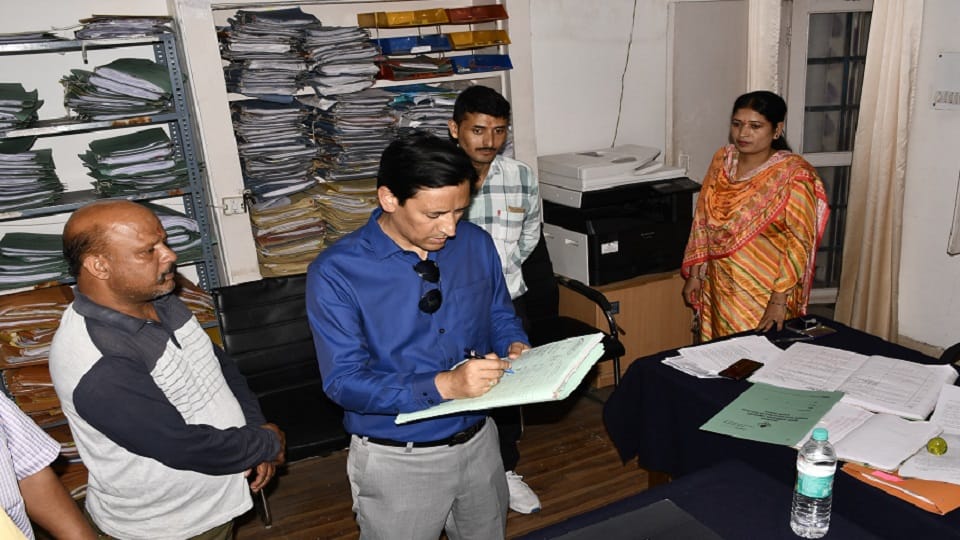 Commissioner Deepak Rawat raided Jal Nigam office haldwani