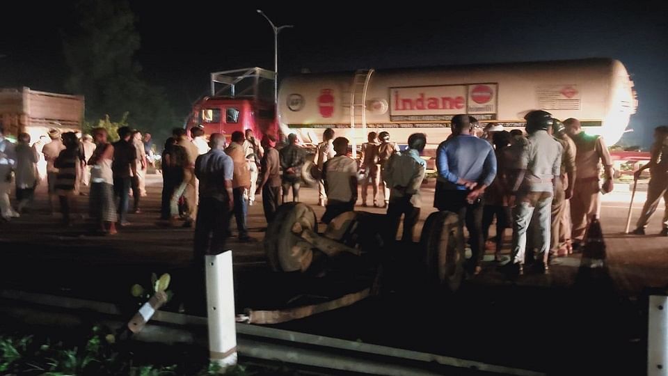 Truck collides with tractor-trolley from behind in Mirzapur, eight laborers killed