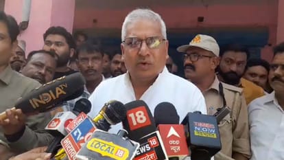Amethi: अमेठी हत्याकांड पर मंत्री का अजीब बयान, बोले- इसमें पांच हत्याएं होतीं...खुद ही बताया पांचवां कौन होता UP Minister Mayankeshwar Sharan Singh visits the place after murder in Amethi.