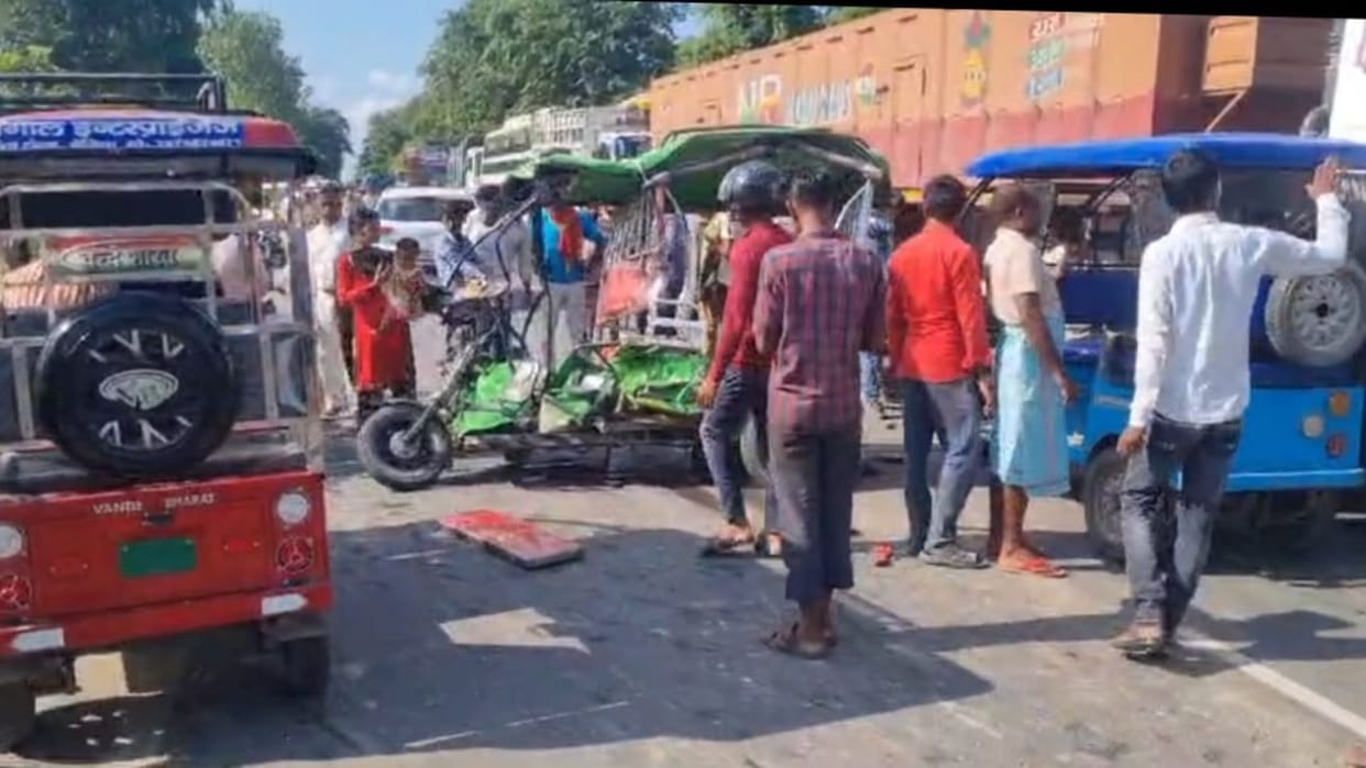 Bihar News: 2 people died and 5 seriously injured in a collision between a truck and e-rickshaw in Bettiah