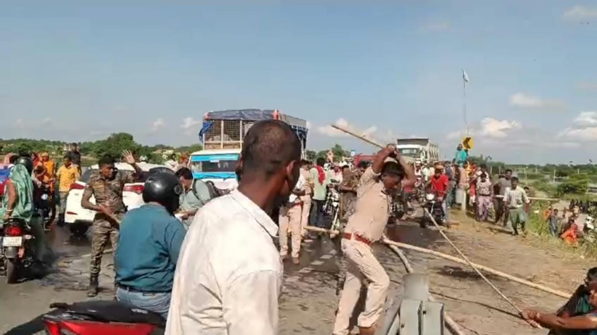Bihar News: Flood victims create ruckus in Muzaffarpur, jam on NH 77, police lathicharge