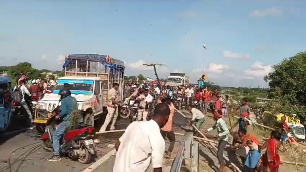 Bihar News: Flood victims create ruckus in Muzaffarpur, jam on NH 77, police lathicharge