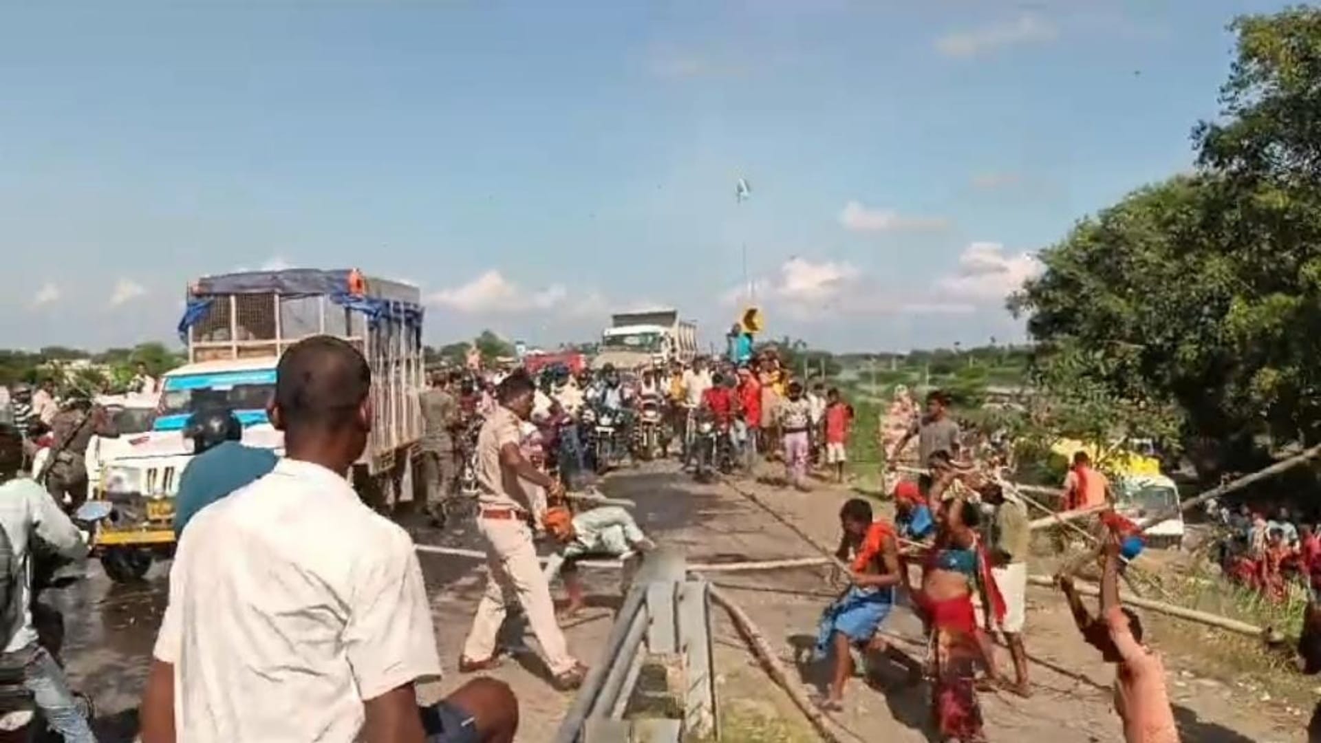 Bihar News: Flood victims create ruckus in Muzaffarpur, jam on NH 77, police lathicharge