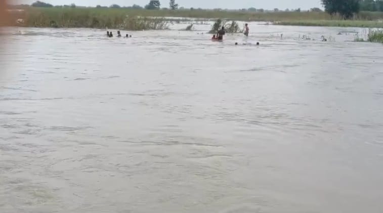 Bihar News: Boat capsized in Kosi, passengers started floating in strong current; Rescue Team, Supaul News