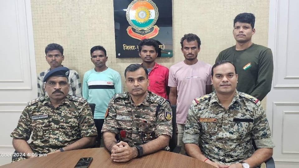 Four Naxalites including a Naxalite carrying a reward of Rs one lakh surrendered before police in Sukma