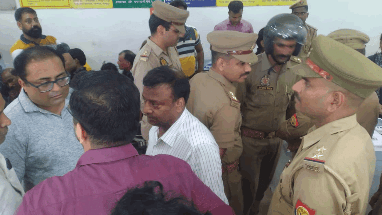 doctor head was broken with hammer after entering his chamber In Gorakhpur