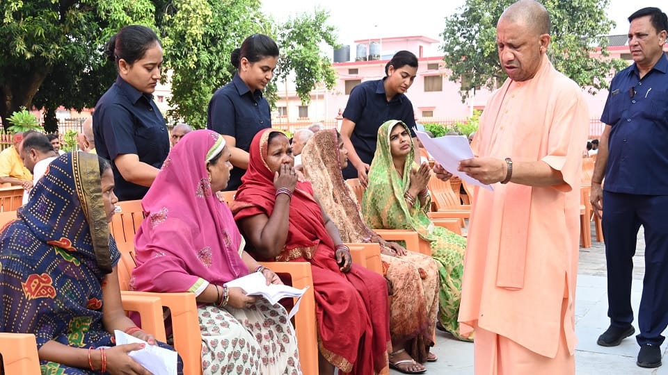 CM Yogi Adityanath heard the problems of 300 people in Janta Darshan