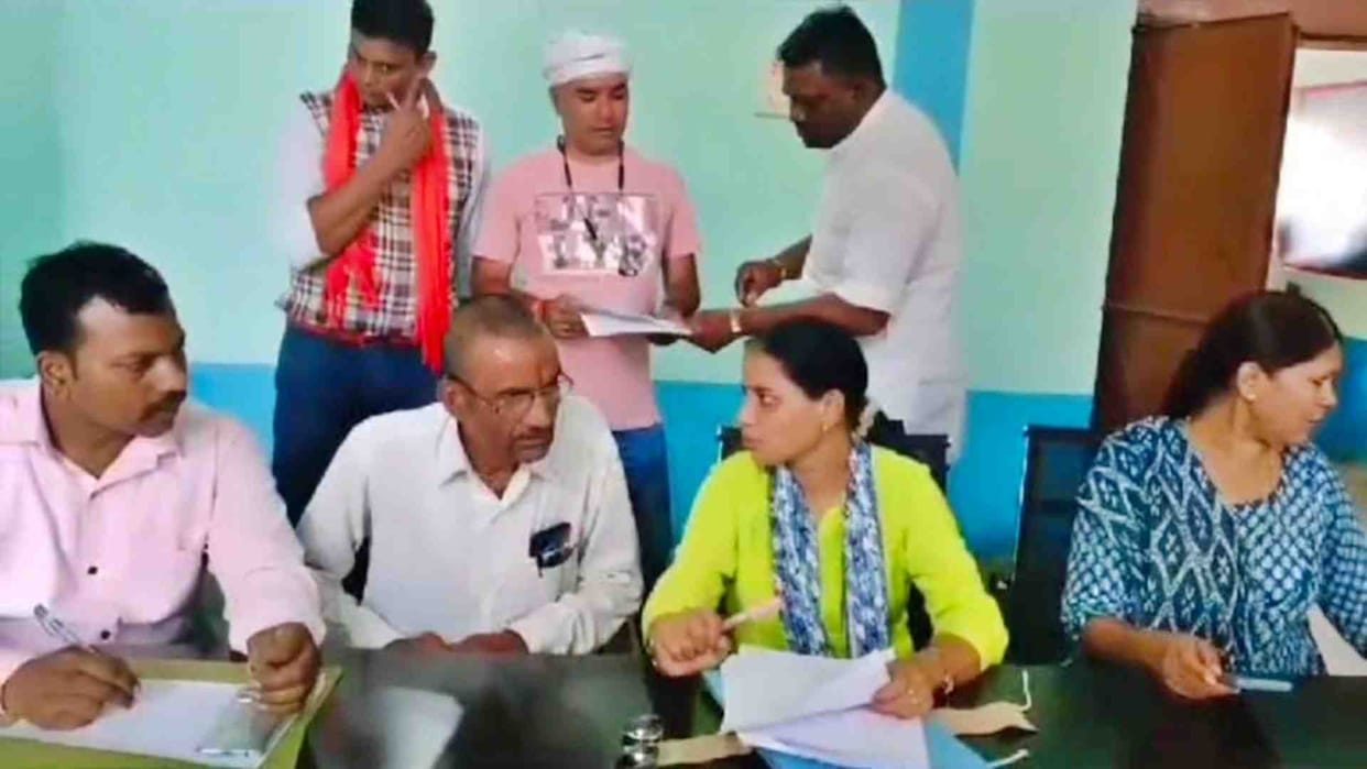Katni News: Deori Panchayat Secretary caught red handed taking a bribe of five thousand