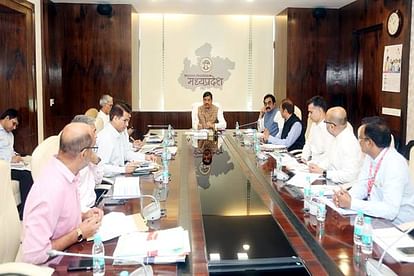 MP News: सड़कों के रखरखाव में लापरवाही में नौ ठेकेदार ब्लैक लिस्ट, 21 अधिकारी और 173 ठेकेदारों को नोटिस MP News: Nine contractors blacklisted for negligence in maintenance of roads, notice to 21 officers and 173 co