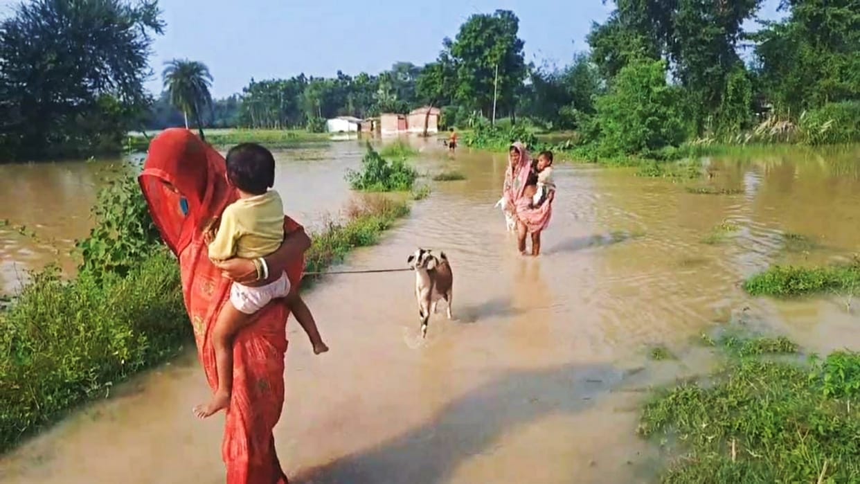 Muzaffarpur: Administration keeping close eye on flood, Gandak river crossing danger mark; Community kitchen