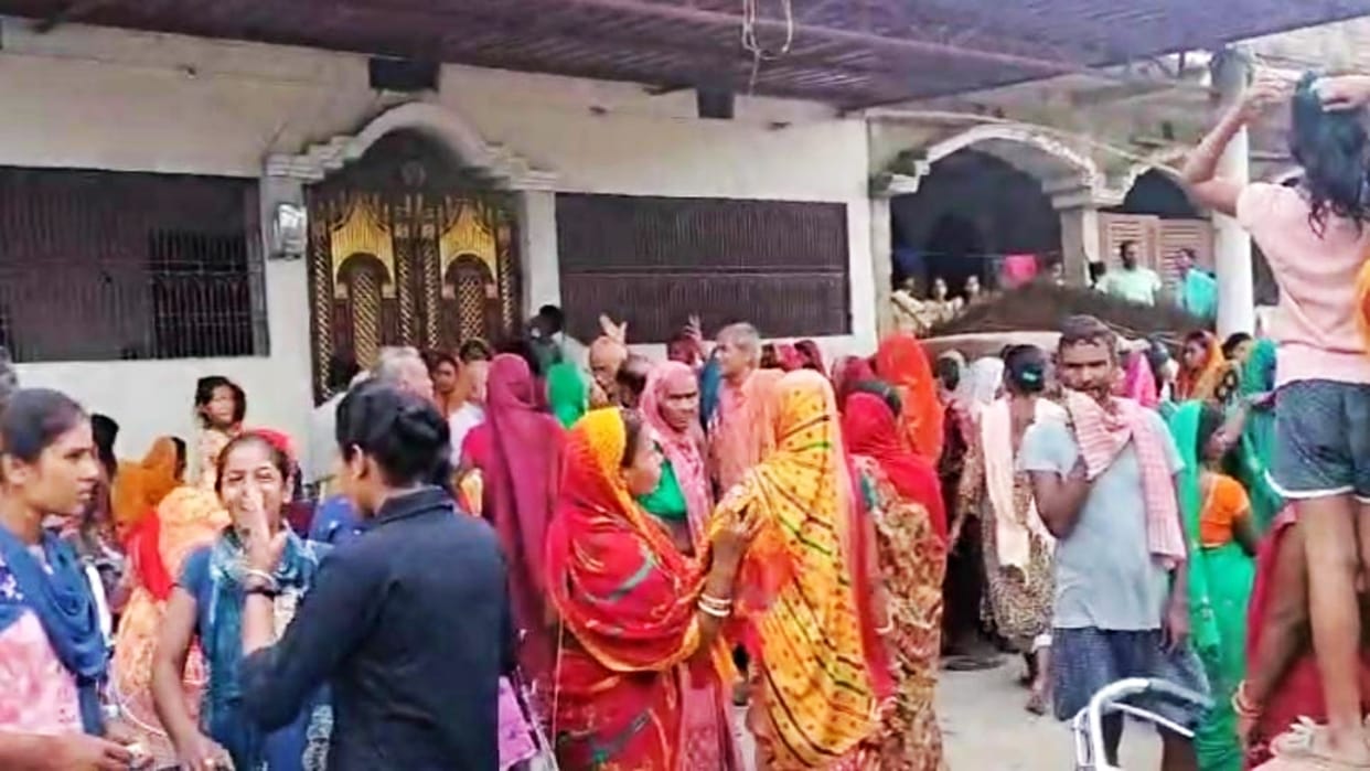 Muzaffarpur: Dealer misbehaved with a woman who went to buy grains, villagers protested and demanded action