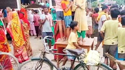 Muzaffarpur: Dealer misbehaved with a woman who went to buy grains, villagers protested and demanded action