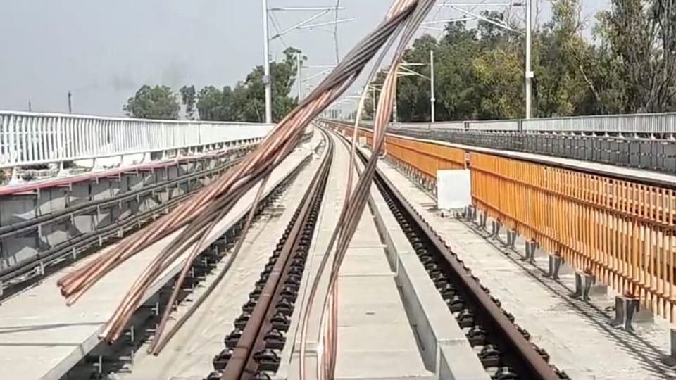 Meerut: Climbed by tying a rope to a pillar and cut 300 meters of track wire of Namo Bharat train