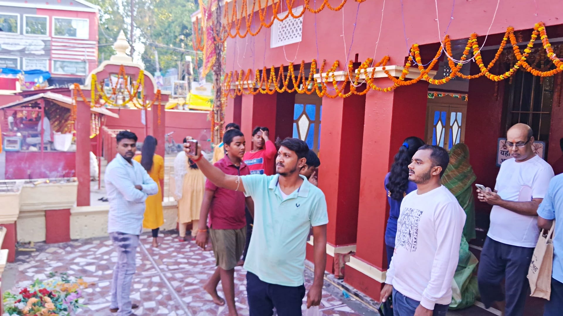 Navratri 2024: On second day of Navratri in Muzaffarpur, crowd of devotees gathered to visit goddess