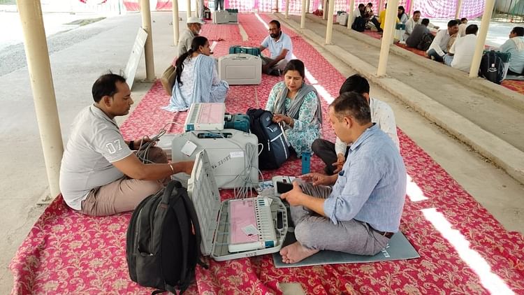 Haryana: फतेहाबाद के 708 बूथों पर होगा मतदान, पोलिंग पार्टियां रवाना; 3430 पीओ, एपीओ व पोलिंग ऑफिसर नियुक्त