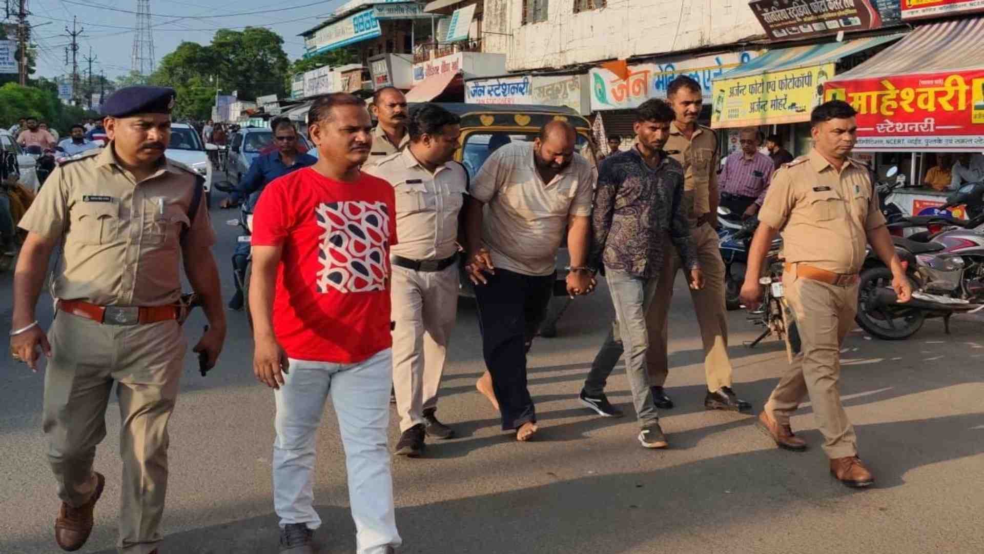 पुलिस की गिरफ्त में आरोपी।