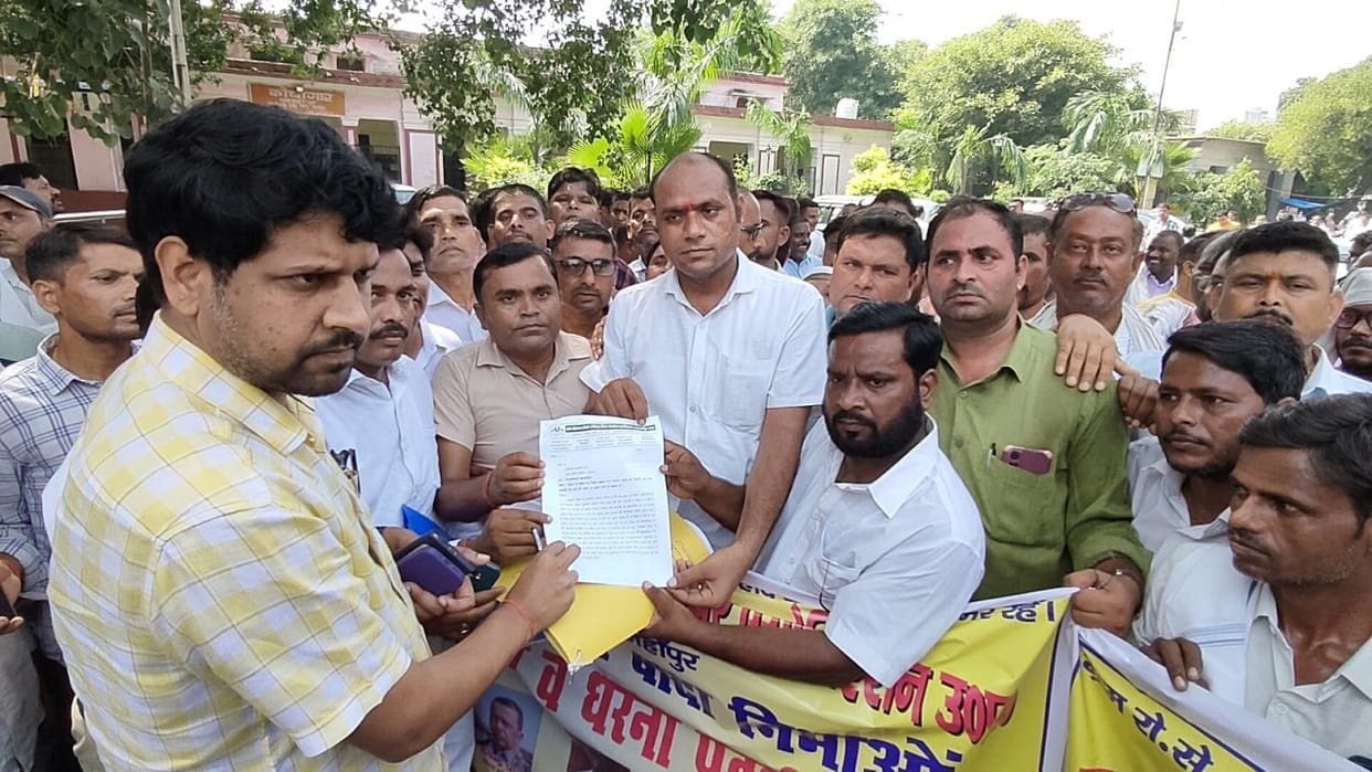 Gram Rozgar Sevaks protest for demanding the status of state employees